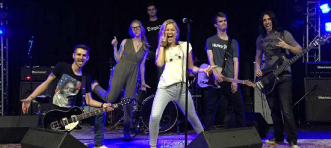 Olivia Holt participa de novo ensaio com sua banda para o show do dia 04 de julho