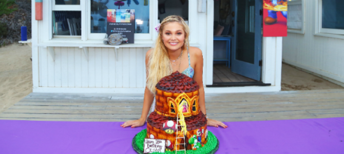 Olivia Holt comemora seu aniversário de 18 anos em Malibu com amigos e familiares; veja fotos