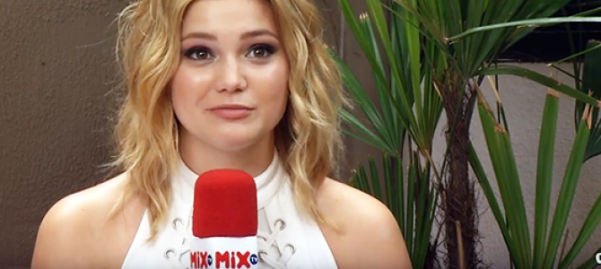 Olivia Holt admite ter comido coxinha enquanto esteve no Brasil durante entrevista ao “Mix Diário”