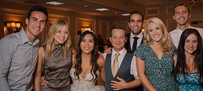Fotos da Olivia Holt no casamento do Jason Earles são divulgadas