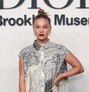 Olivia Holt comparece à evento da Dior em Nova Iorque; veja fotos